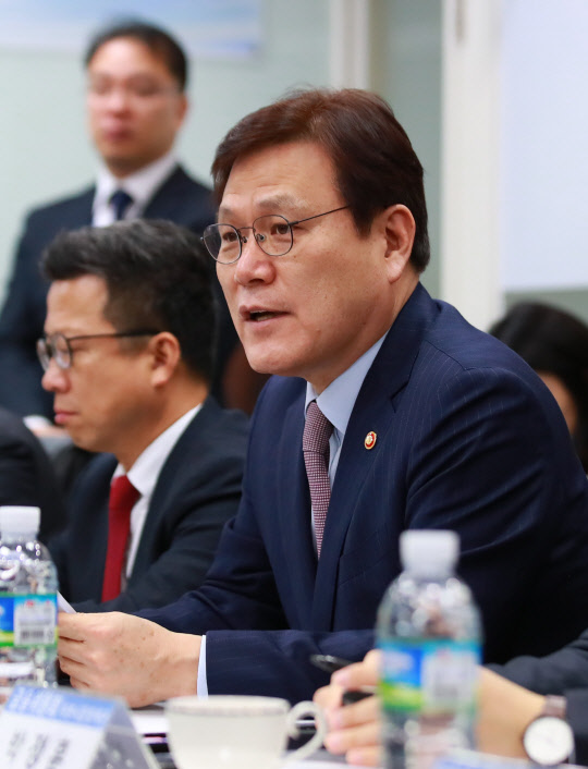 최종구 금융위원장, 자본시장 혁신 현장 간담회      (서울=연합뉴스) 홍해인 기자 = 최종구 금융위원장이 21일 오전 서울 마포구 DMC타워를 찾아 성장성 특례상장 1호 기업인 셀리버리 회의실에서 증권사 대표들과 자본시장 혁신 현장 간담회를 갖고 있다. 2018.11.21       hihong@yna.co.kr  (끝)